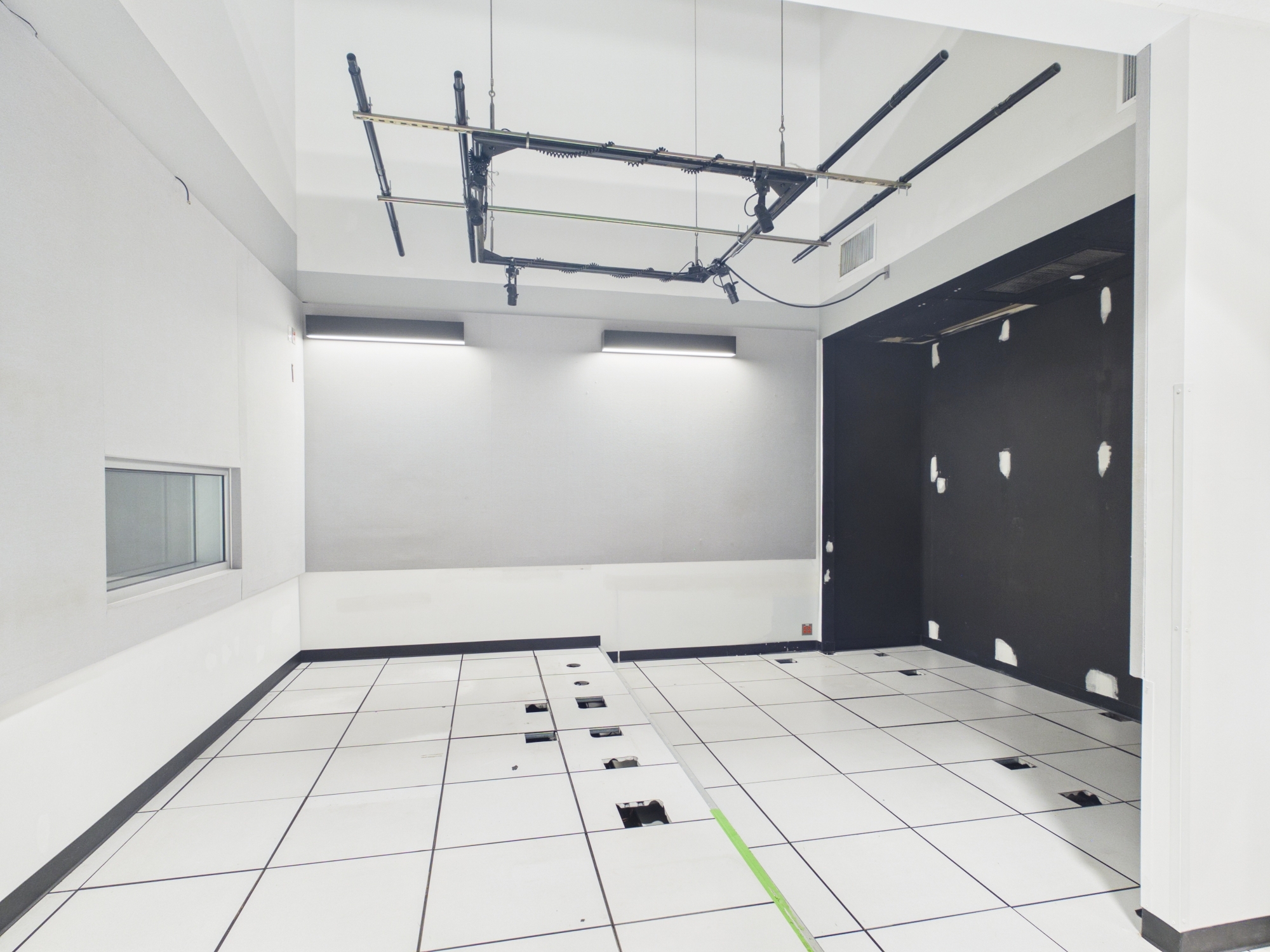 Small Studio Space with Raised Floors 